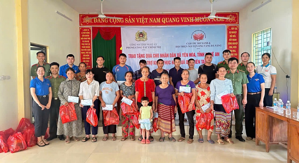 Chi đoàn Phòng Công tác chính trị trao quà hỗ trợ người dân vùng lũ xã Yên Hòa