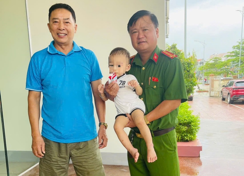 Từ cứu người đến tìm người nhà cho trẻ lạc - những hành động đẹp của Công an phường Trường Vinh