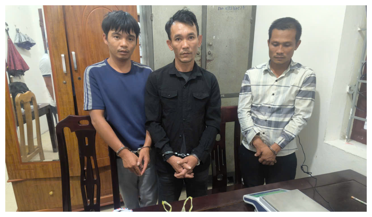 Công an xã Hợp Minh bắt quả tang 03 đối tượng tàng trữ trái phép chất ma túy