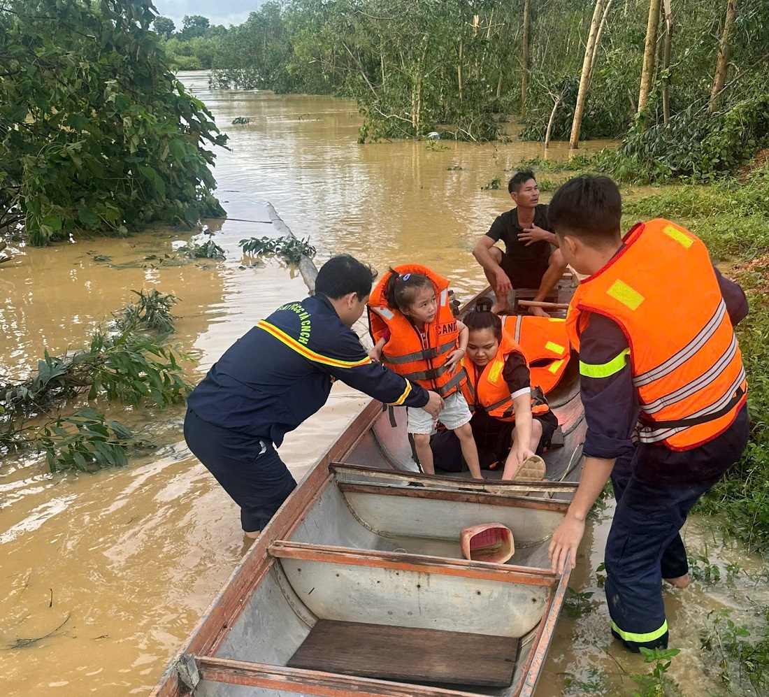 Lực lượng cứu nạn, cứu hộ Công an Nghệ An hỗ trợ sản phụ và cháu nhỏ ra khỏi vùng ngập lụt nặng xã Thành Bình Thọ
