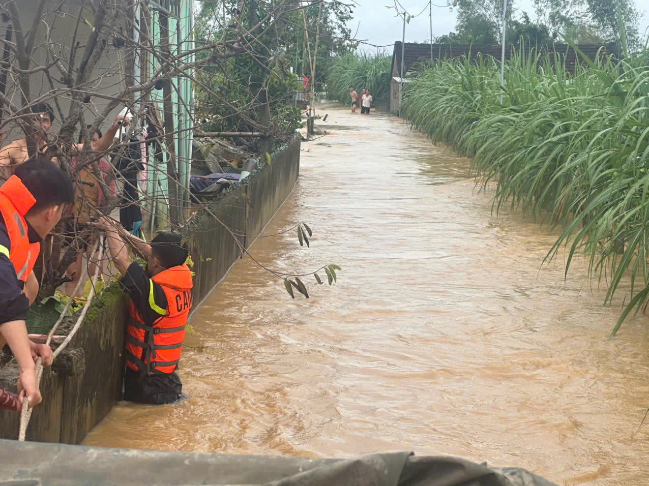 Lực lượng cứu nạn, cứu hộ Công an Nghệ An dùng xuồng chuyên dụng vượt cố gắng tiếp cận xã Tân An để tiếp tế nhu yếu phẩm cho bà con