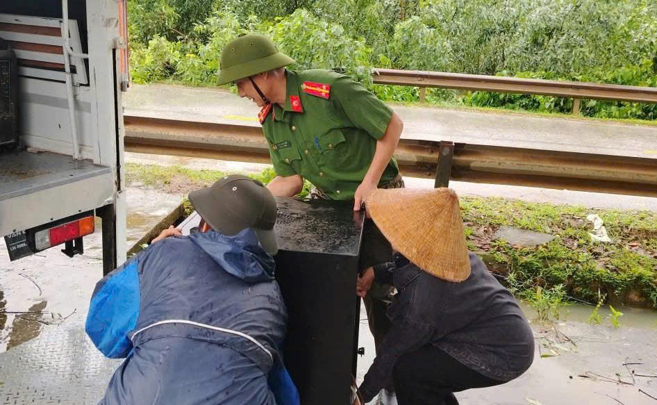 Công an phường Thái Hòa hỗ trợ người dân di dời tài sản
