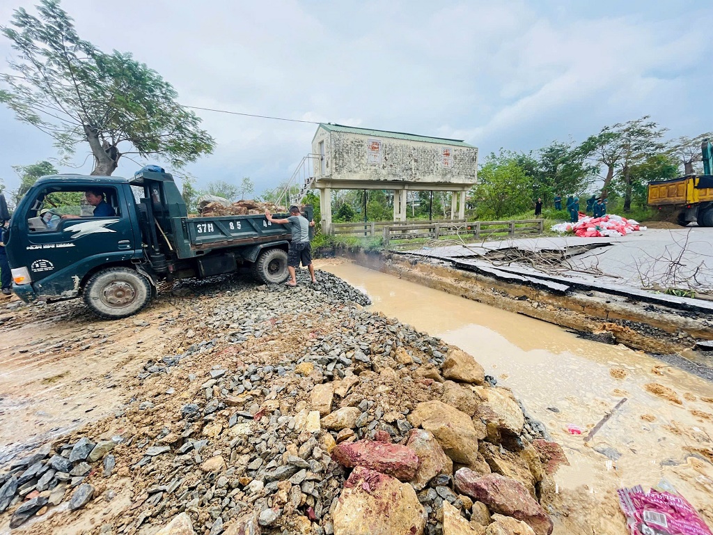 Vết nứt dài trên đường Vĩnh Giang, ven sông Vinh, gần trạm bơm phía Nam