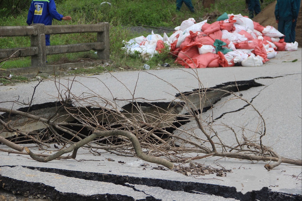 Mặt đường xuất hiện các điểm bong tróc