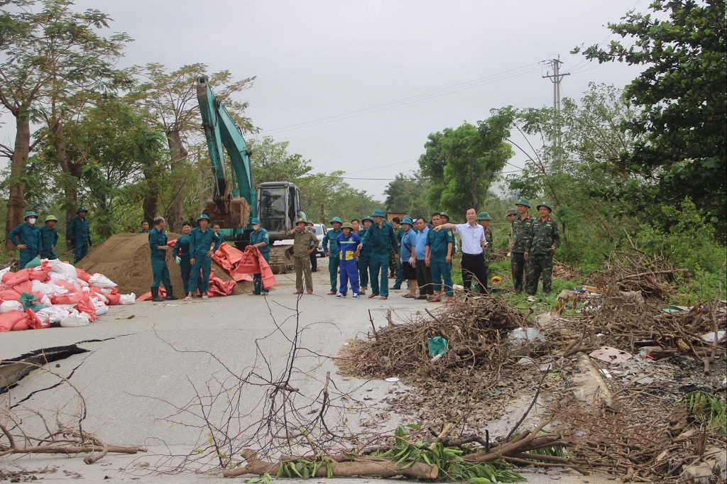 Tại hiện trường, hàng trăm người dân cùng nhiều phương tiện đã được huy động, khẩn trương vận chuyển đất đá, bê tông, bao tải cát… để khắc phục sự cố. 