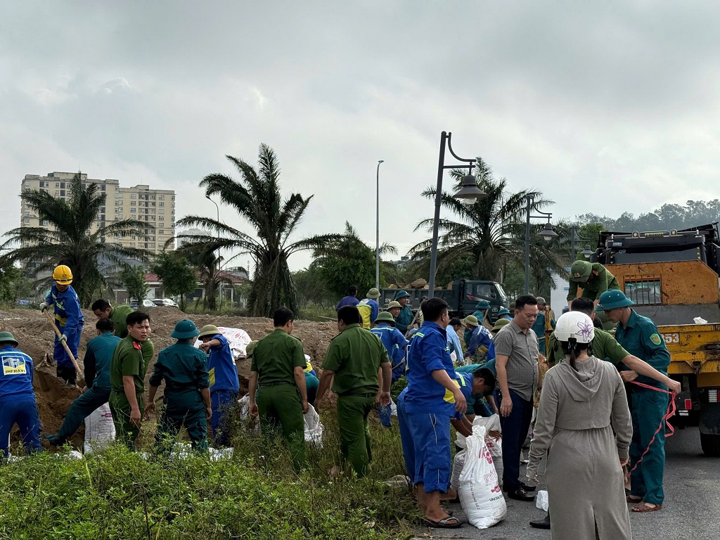 Lực lượng chức năng, công an, bộ đội và dân quân chia thành nhiều tổ, tập trung xử lý điểm vỡ, nỗ lực ngăn nước tràn vào khu dân cư.