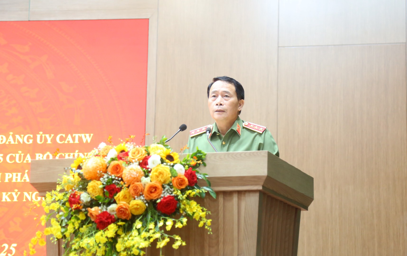 Đồng chí Thượng tướng Lê Quốc Hùng, Ủy viên Trung ương Đảng, Thứ trưởng Bộ Công an phát biểu kết luận Hội nghị