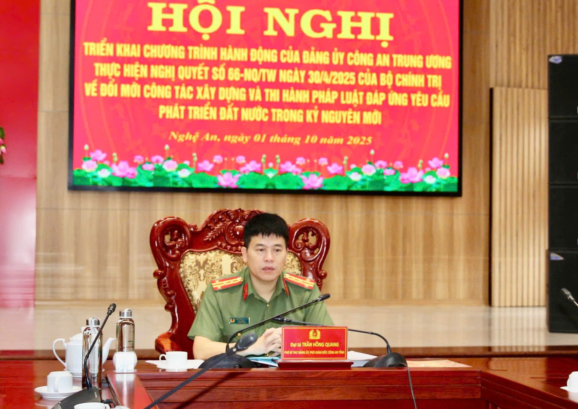 Đồng chí Đại tá Trần Hồng Quang, Phó Bí thư Đảng ủy, Phó Giám đốc Công an tỉnh chủ trì tại điểm cầu Công an tỉnh Nghệ An