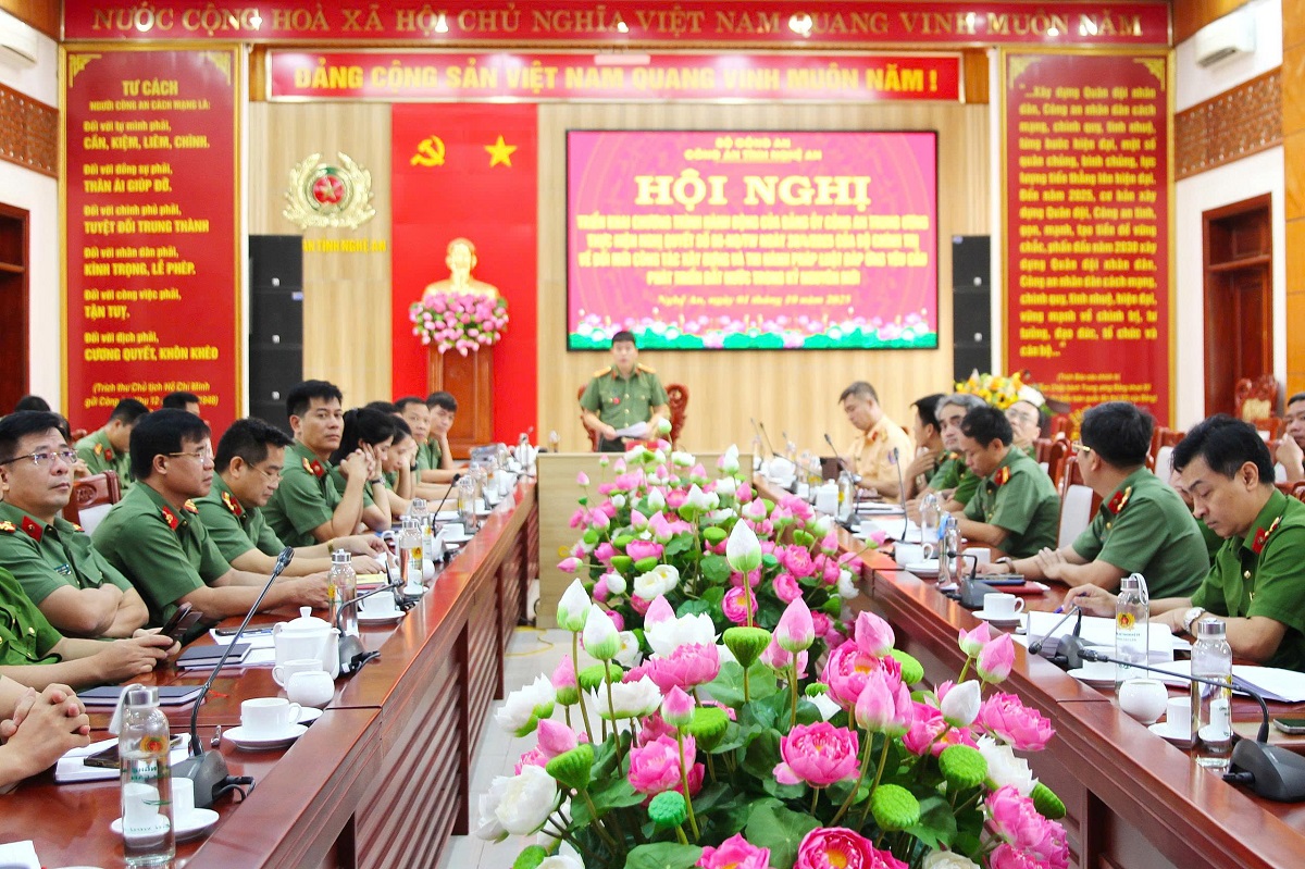 Đồng chí Đại tá Trần Hồng Quang, Phó Bí thư Đảng ủy, Phó Giám đốc Công an tỉnh Nghệ An trình bày tham luận tại Hội nghị