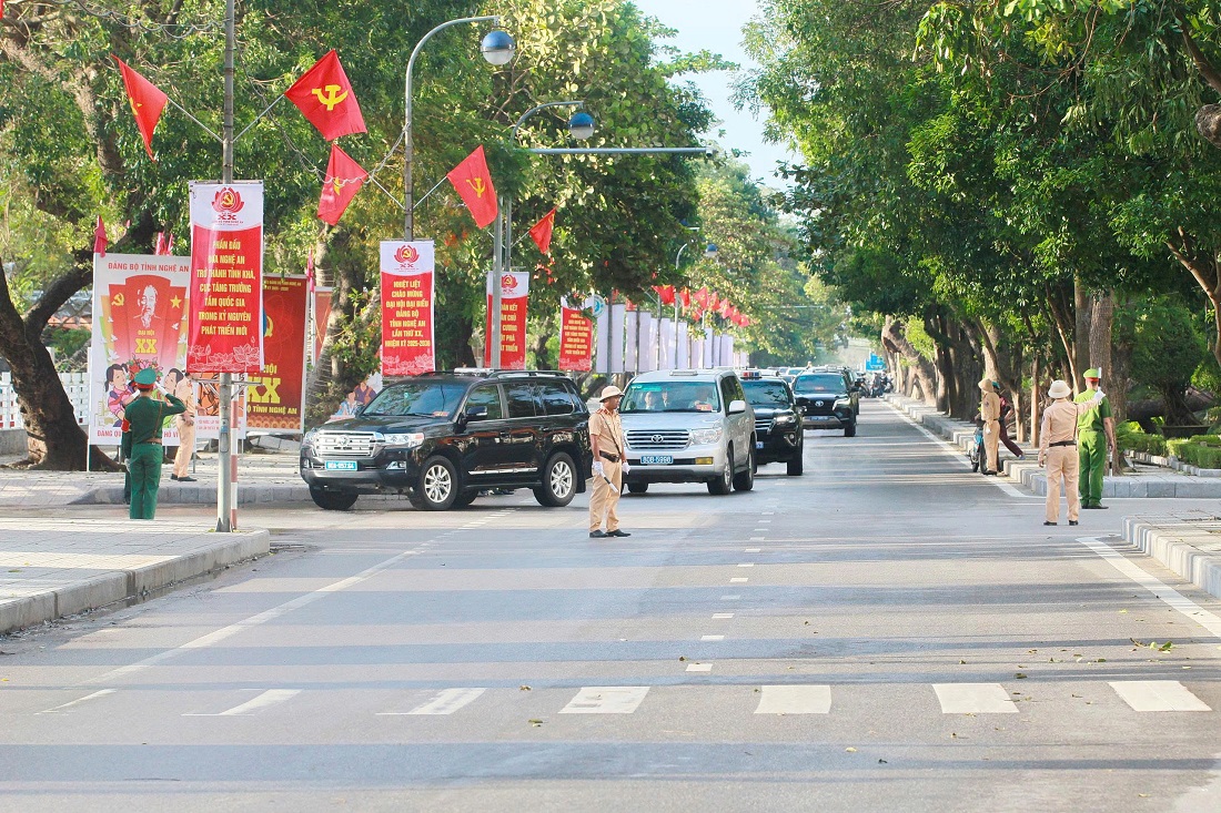 Ngay từ sớm, lực lượng Cảnh sát giao thông đã có mặt tại các tuyến đường và trước địa điểm diễn ra Đại hội để phân luồng, đảm bảo trật tự an toàn giao thông