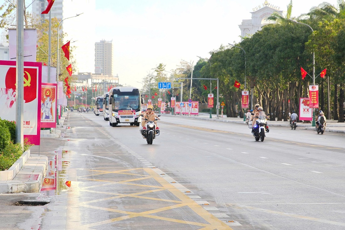 CSGT dẫn đoàn bảo đảm an toàn cho các đại biểu tham dự Đại hội