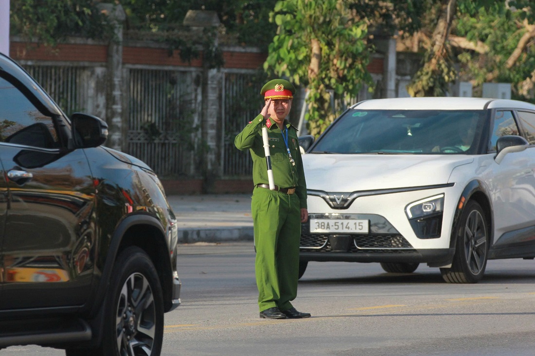 Cán bộ Công an phường phối hợp cùng các lực lượng đảm bảo ANTT xung quanh khu vực diễn ra Đại hội