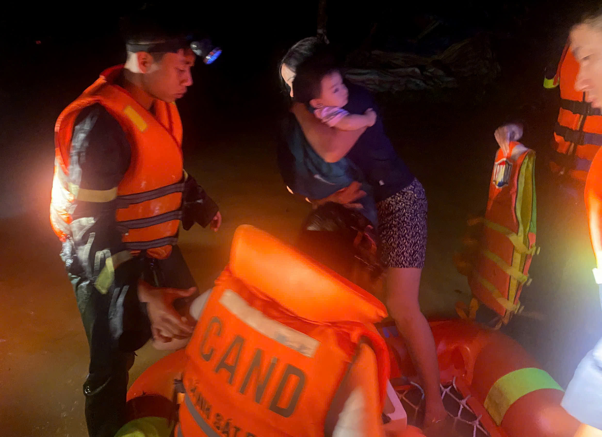 Đêm 28 đến rạng sáng ngày 29/9/2025, một đêm không ngủ của người dân tỉnh Nghệ An. Bão số 10 đổ bộ, mưa như trút nước, gió thốc từng cơn. Cả tỉnh như nín thở trong đêm tối mất điện. Giữa đêm gió gào, tiếng còi xe cứu nạn vang lên thắp sáng hy vọng giữa giông bão