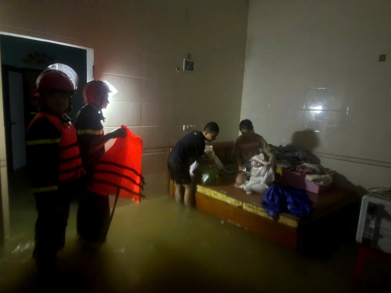 Những đôi tay ướt lạnh, run lên vì gió mưa, vẫn chắc chắn dìu người dân ra khỏi vùng nguy hiểm. Ánh đèn pin le lói giữa dòng nước đục ngầu, soi theo từng bước chân người lính là niềm tin, niềm hy vọng của nhân dân