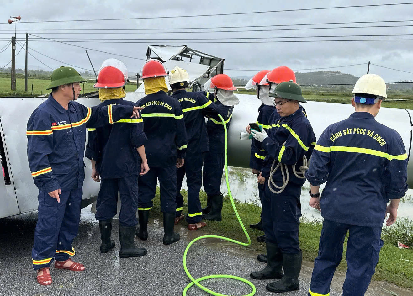 Lực lượng Cảnh sát PCCC và CNCH trực 100% quân số. Thiết bị, phương tiện được kiểm tra, sẵn sàng ứng phó với mọi tình huống khi bão số 10 đổ bộ. Các tổ công tác được phân công nhiệm vụ cụ thể đến từng địa bàn trọng điểm, mọi phương án được tính trước, không để bị động, bất ngờ