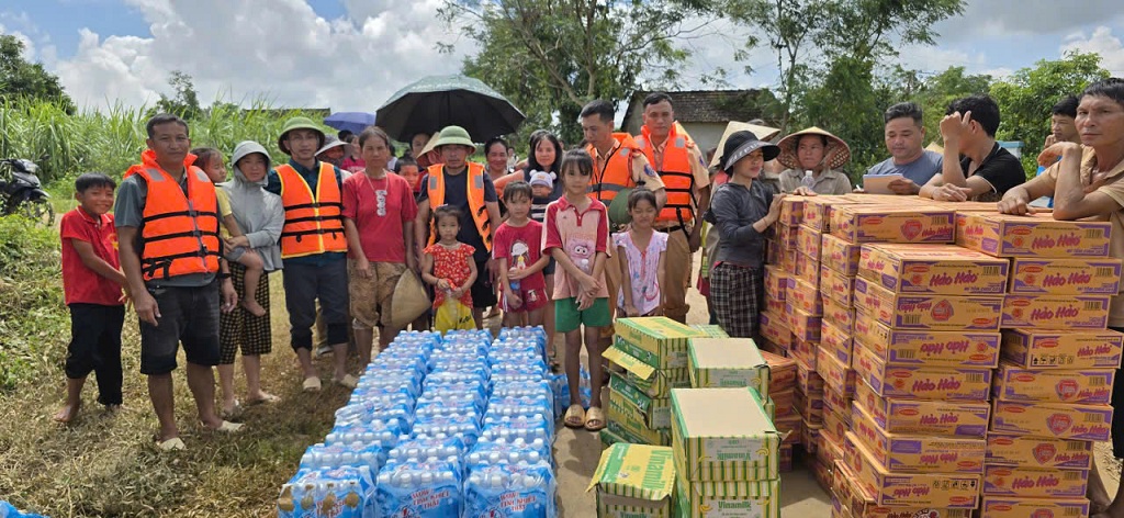 Trao nhiều phần quà ý nghĩa đến người dân vùng lũ