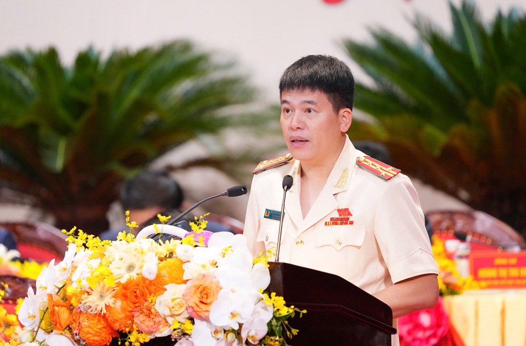 Đồng chí Đại tá Trần Hồng Quang - Phó Bí thư Đảng ủy, Phó Giám đốc Công an tỉnh trình bày tham luận tại Đại hội
