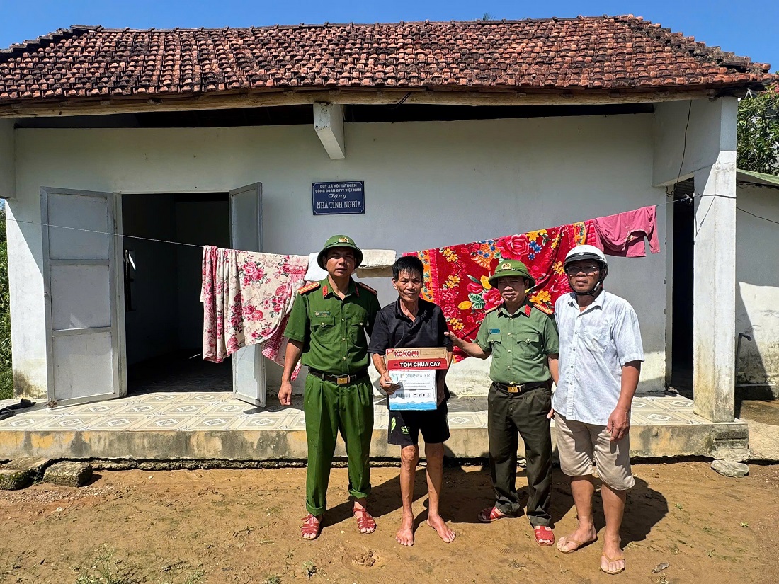 Hôm nay, nước lũ đã rút ở nhiều nơi, Đội tình nguyện Công an tỉnh vẫn bám cơ sở, miệt mài hỗ trợ thức ăn, nước uống cho người dân tại xã Tân An