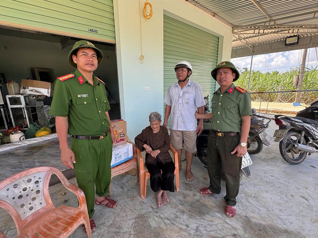 Lực lượng Công an sẻ chia, động viên trường hợp người già, neo đơn, các hoàn cảnh đặc biệt khó khăn chịu ảnh hưởng nặng nề bởi bão số 10 gây ra