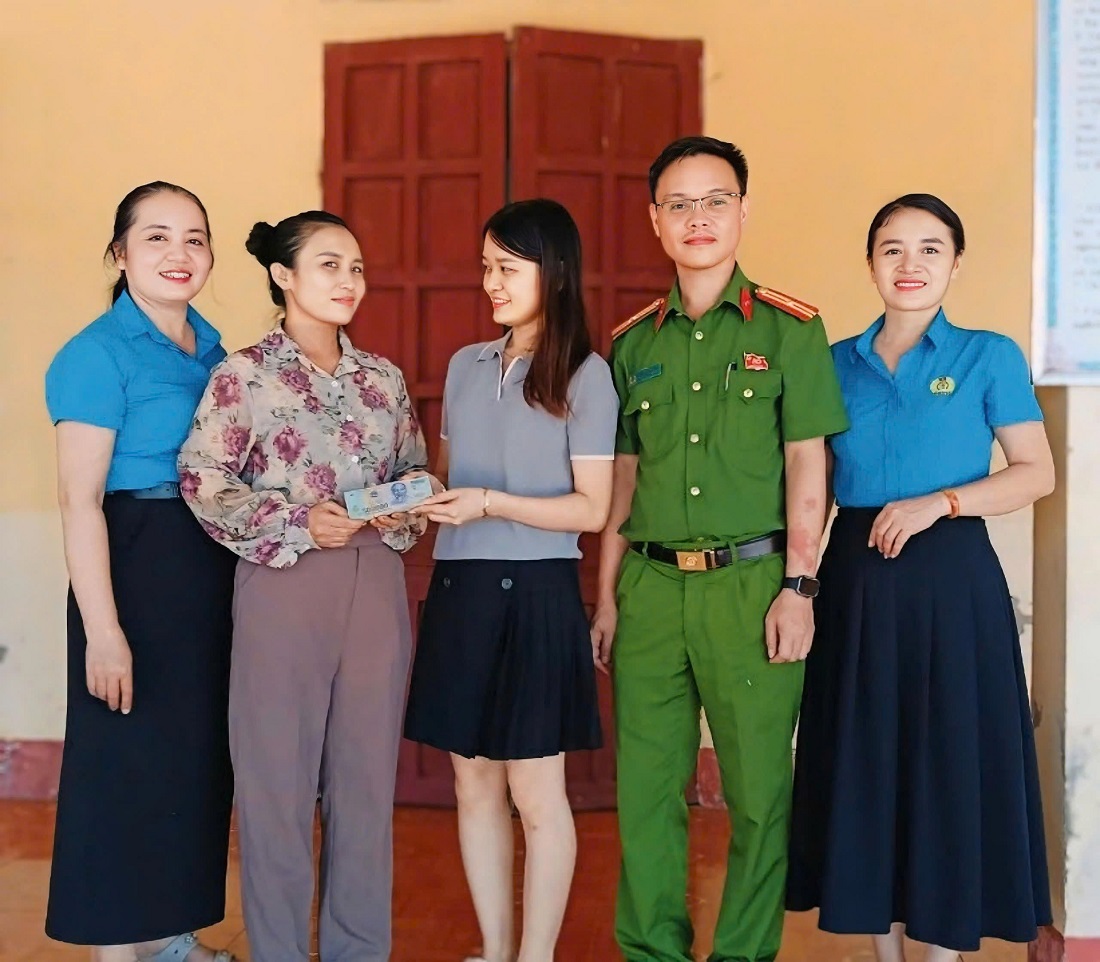 Công an xã Nghĩa Đàn và chị  Hoàng Thị Lan trao trả tài sản cho chị Hương