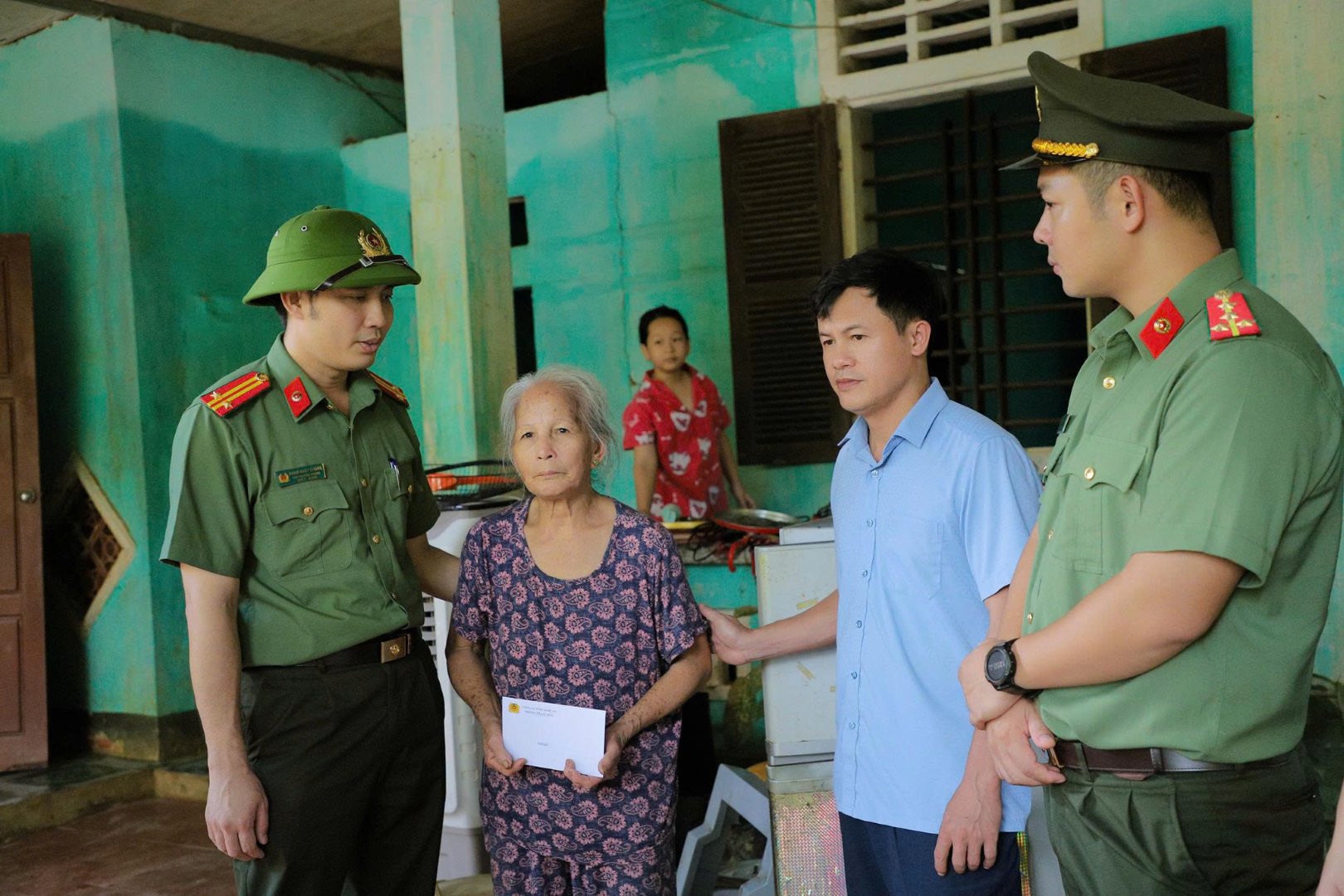 Thăm hỏi, tặng quà động viên gia đình chính sách bị thiệt hại do bão