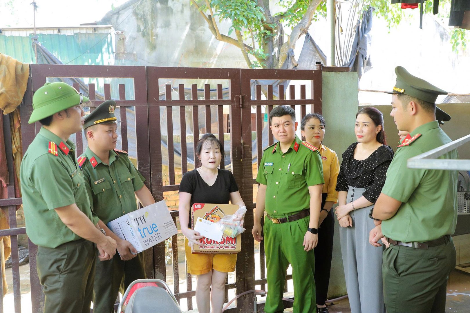 Đại diện lãnh đạo và CBCS Phòng tham mưu Công an Nghệ An trao các phần quà hỗ trợ gia đình chính sách, gia đình CBCS bị thiệt hại do bão