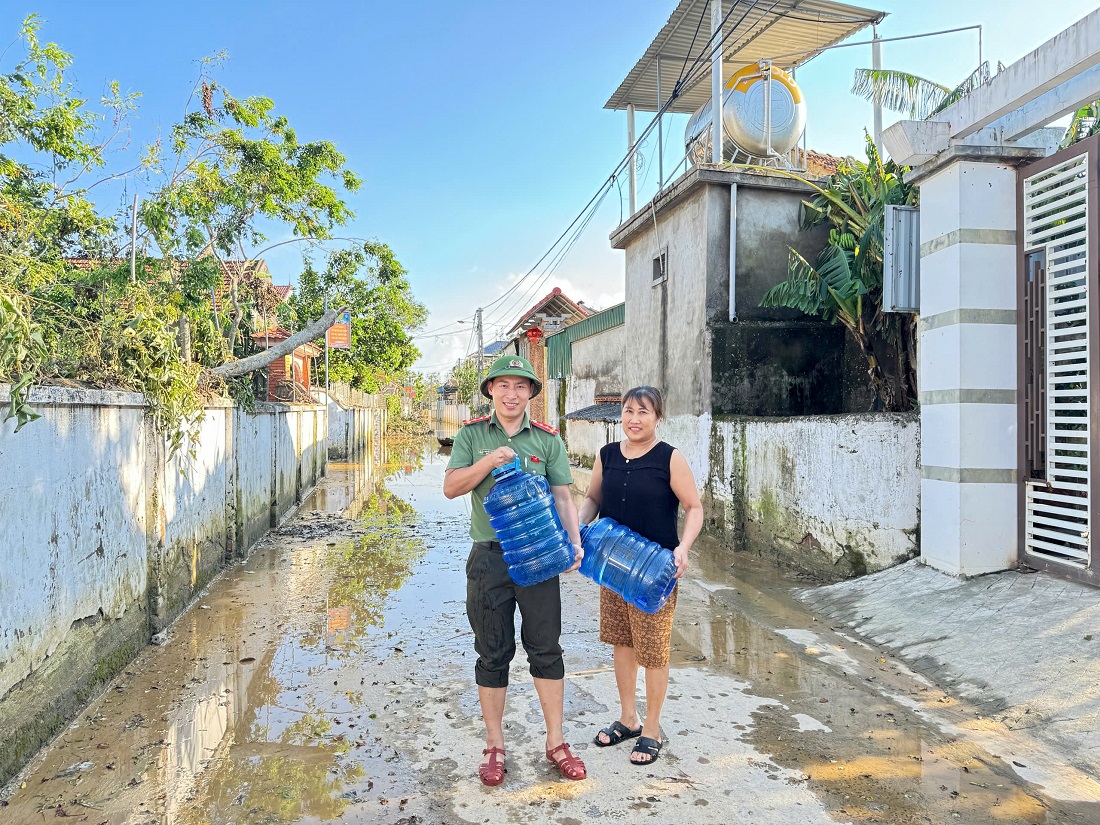 Công an xã Thiên Nhẫn cấp nước sạch hỗ trợ người dân các xóm đang ngập lụt