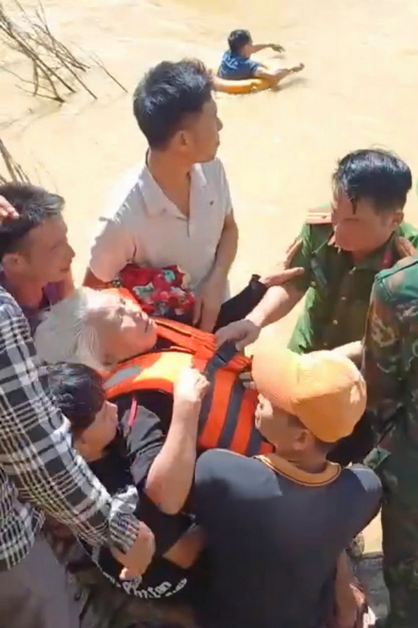 Hỗ trợ cụ già vượt dòng nước để cấp cứu tại bệnh viện