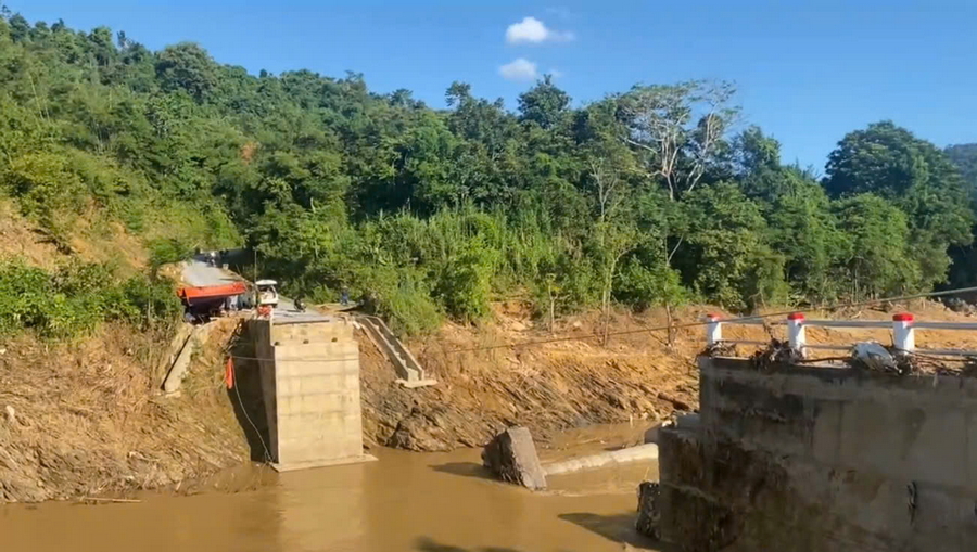 Cầu Trung Thắng bị gãy do cơn bão lịch sự vừa qua khiến người dân các bản của xã Yên Hòa bị cô lập