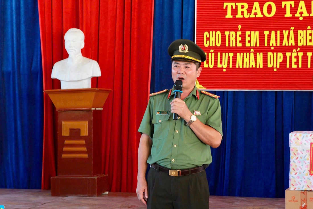 Đồng chí Thượng tá Vũ Quốc Bảo, Phó Trưởng phòng Công tác chính trị Công an tỉnh phát biểu tại chương trình