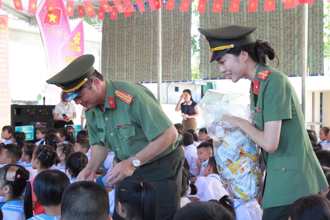 Đồng chí Thượng tá Vũ Quốc Bảo, Phó Trưởng phòng Công tác chính trị tặng quà Trung thu cho các em học sinh