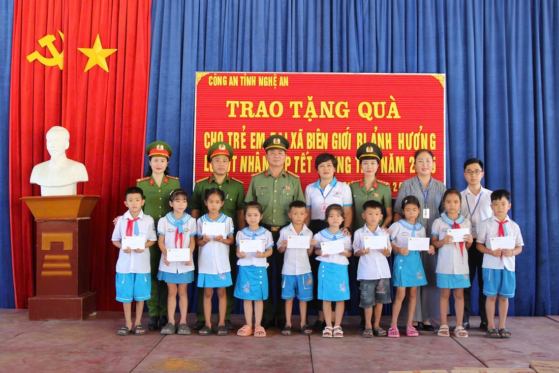 Tặng quà cho các em học sinh có hoàn cảnh khó khăn