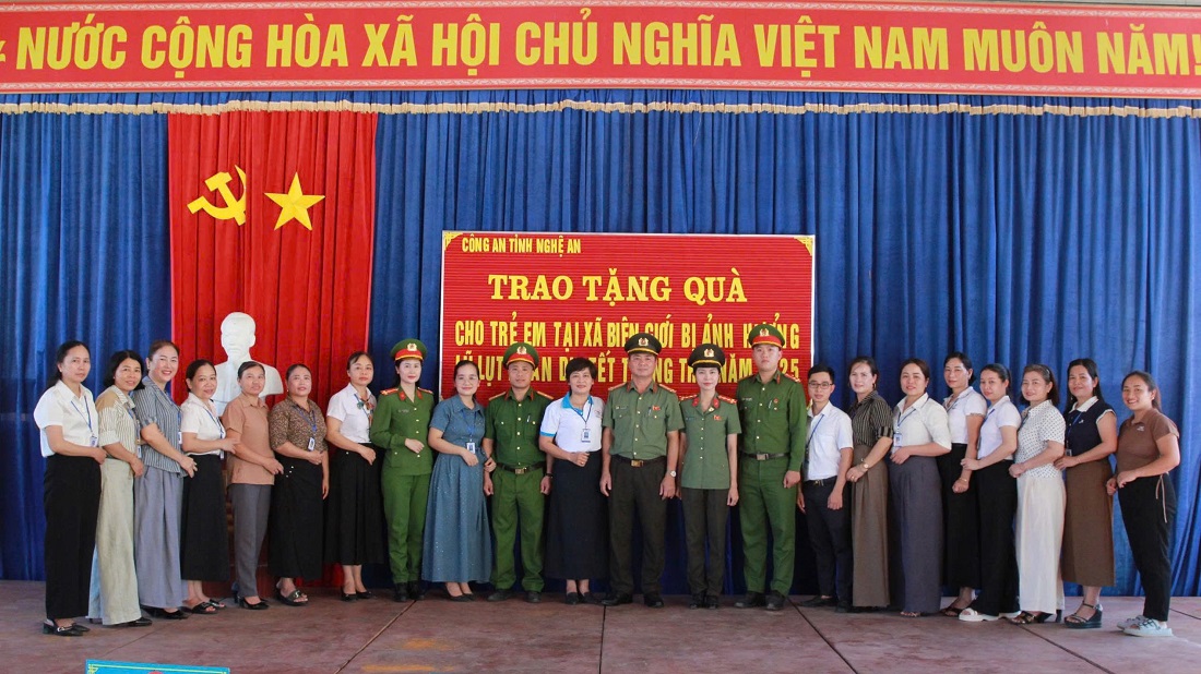 Các đại biểu chụp ảnh lưu niệm