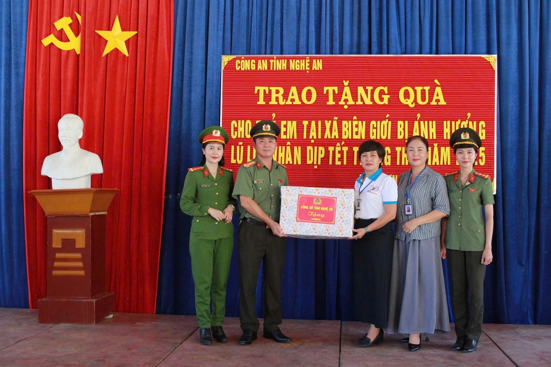  Đồng chí Thượng tá Vũ Quốc Bảo, Phó Trưởng phòng Công tác chính trị Công an tỉnh trao quà tặng Trường Tiểu học Môn Sơn 2