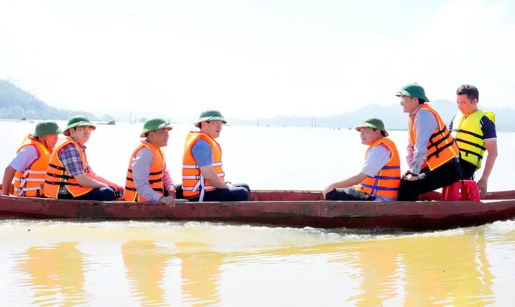 Bí thư Tỉnh uỷ Nguyễn Đức Trung cùng đoàn công tác ngồi xuồng vào kiểm tra tình trạng ngập lụt tại xóm Phú Lập, xã Bích Hào