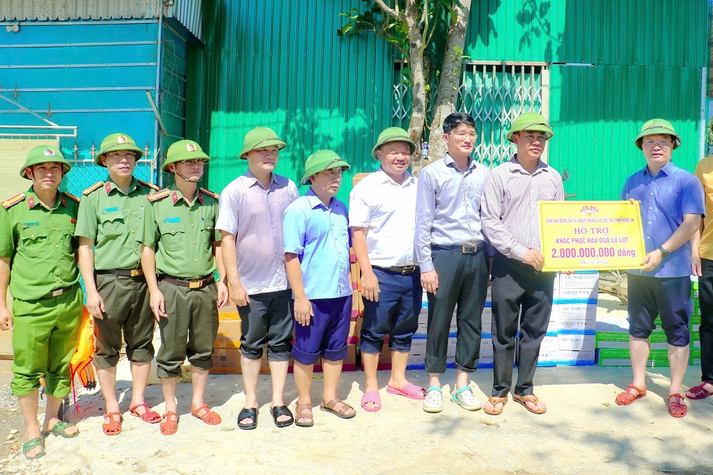 Bí thư Tỉnh uỷ Nguyễn Đức Trung trao cho chính quyền xã Bích Hào 2 tỷ đồng để góp phần khắc phục hậu quả thiên tai.