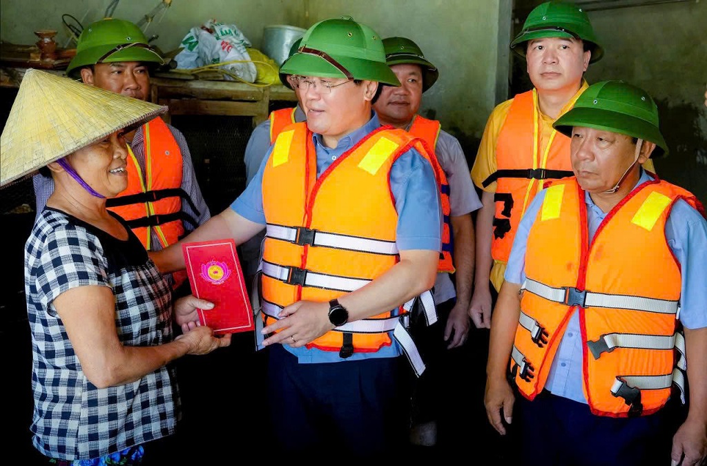 Bí thư Tỉnh uỷ Nguyễn Đức Trung gặp gỡ, thăm hỏi, động viên, chia sẻ với những mất mát, thiệt hại của người dân