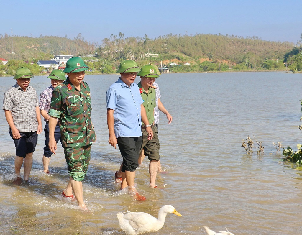 Đại tá Trần Ngọc Tuấn - Phó Giám đốc Công an tỉnh trực tiếp vào địa bàn ngập lụt xã Xuân Lâm kiểm tra