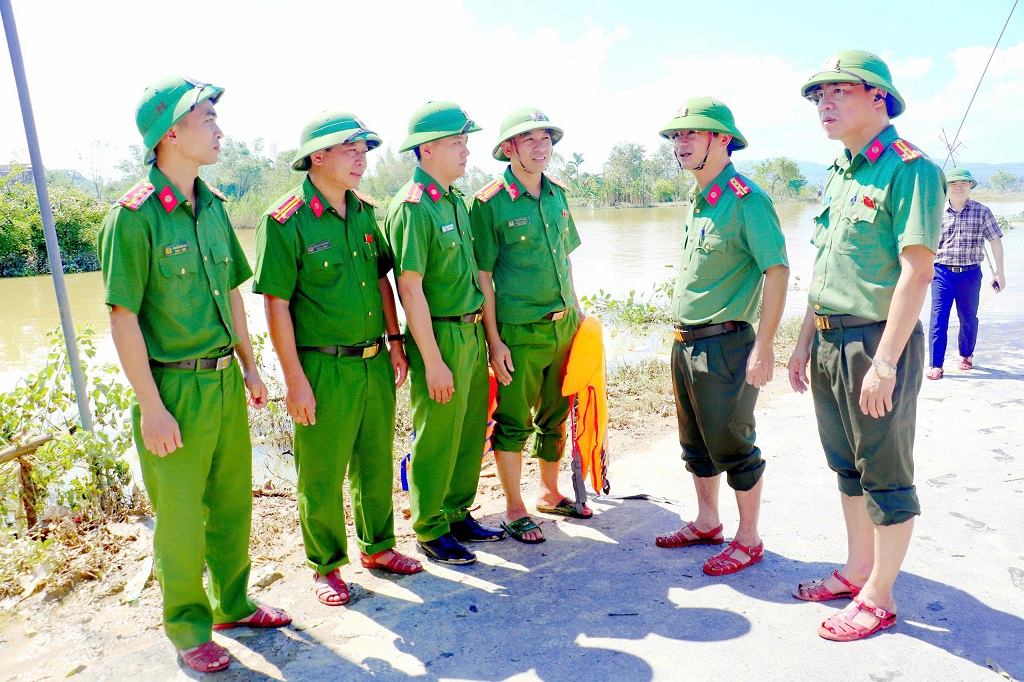 Đại tá Trần Ngọc Tuấn - Phó Giám đốc Công an tỉnh thăm hỏi, giao nhiệm vụ cho cán bộ Công an xã Bích Hào.