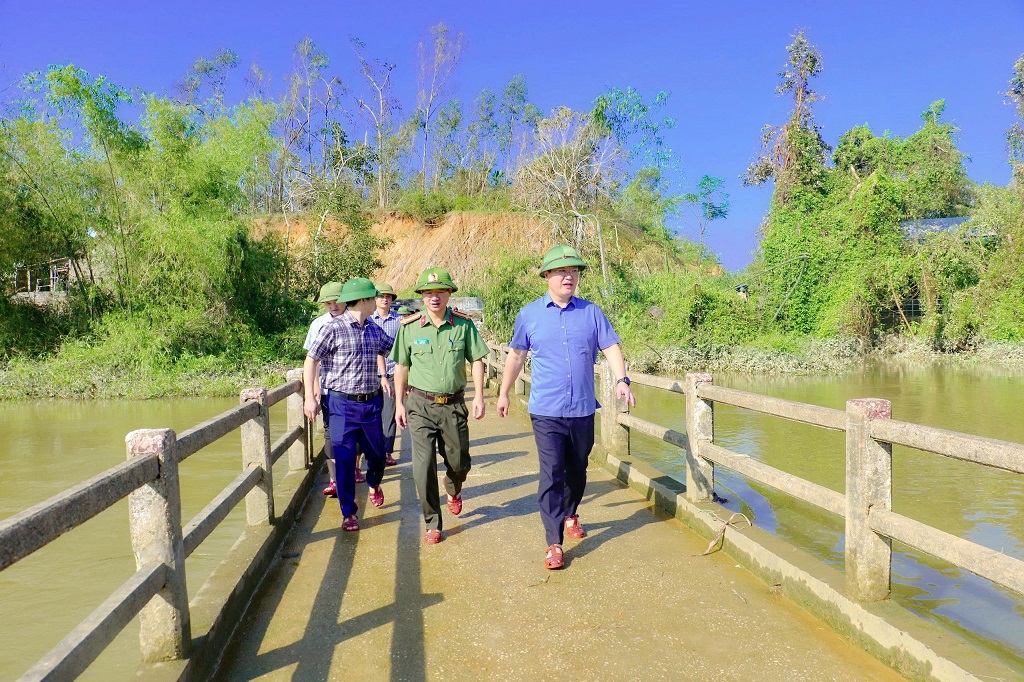 Bí thư Tỉnh uỷ Nguyễn Đức Trung đến kiểm tra các khu vực đang ngập lụt tại xã Xuân Lâm