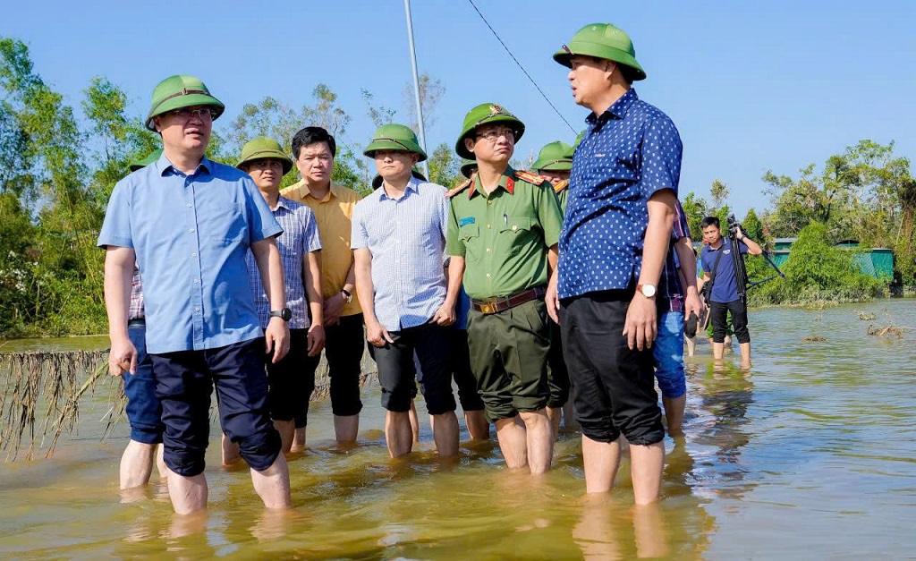 Bí thư Tỉnh uỷ Nguyễn Đức Trung yêu cầu chính quyền xã Xuân Lâm nhanh chóng hỗ trợ các gia đình đang trong vùng ngập lụt, không để người dân nào thiếu chỗ ở, thiếu ăn, thiếu mặc