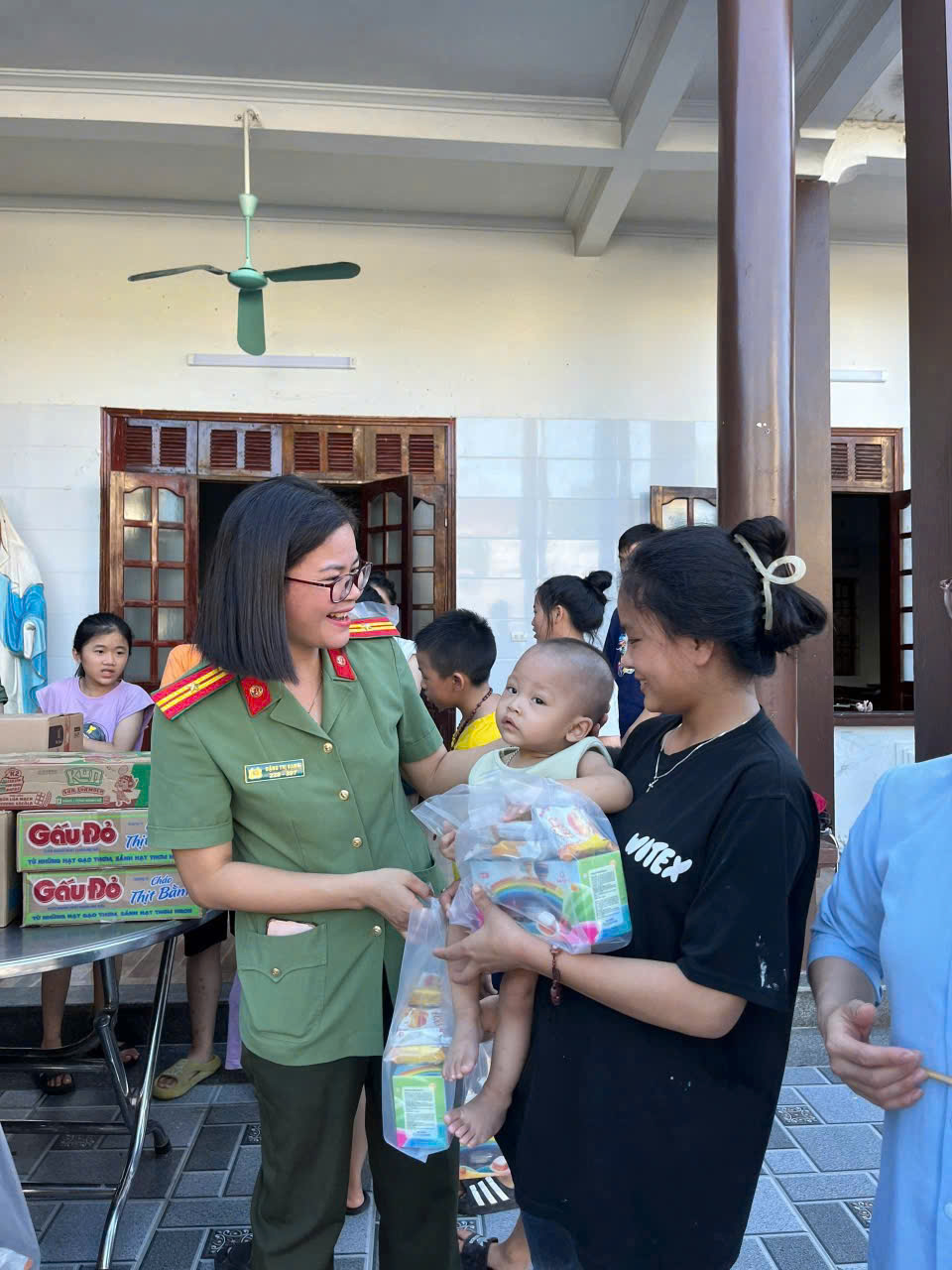 Thăm hỏi, động viên các em thiếu nhi tại Trung tâm nuôi dưỡng trẻ mồ côi Lâm Bích