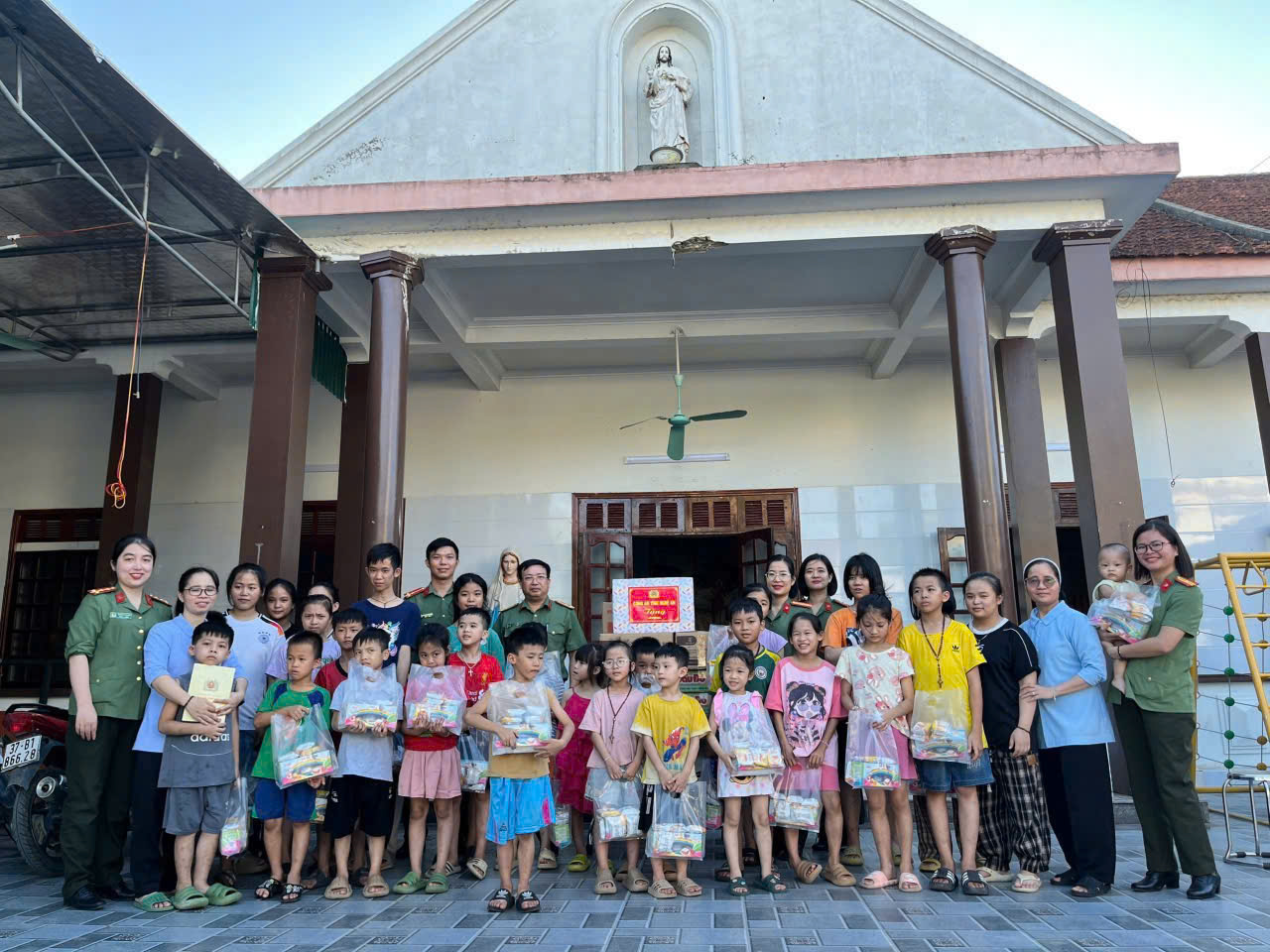 Những món quà nhằm động viên tinh thần to lớn, giúp các em thiếu nhi có thêm niềm tin, hy vọng về một tương lai tươi sáng