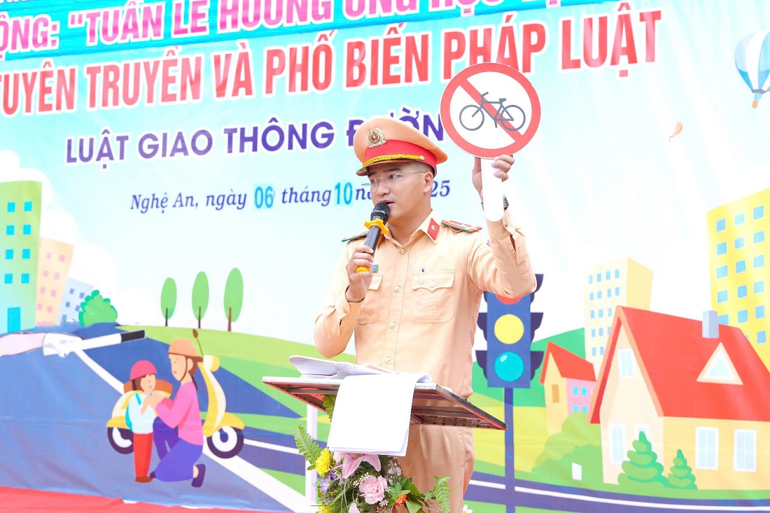 Cán bộ Phòng Cảnh sát giao thông hướng dẫn nhận diện biển báo giao thông