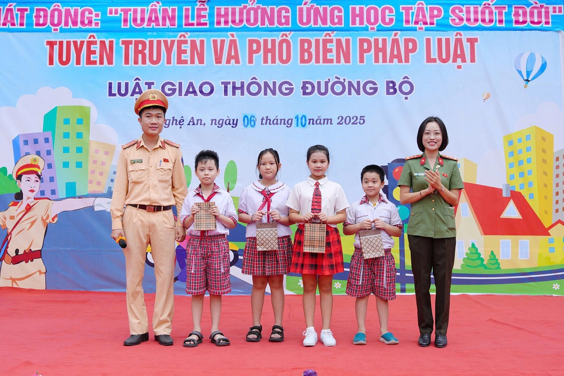 Học sinh hào hứng tham gia trả lời câu hỏi về Luật Giao thông đường bộ và nhận nhiều phần quà ý nghĩa 