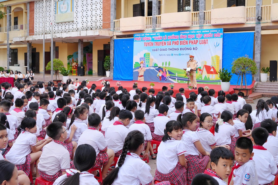 Đông đảo học sinh tham gia buổi tuyên truyền