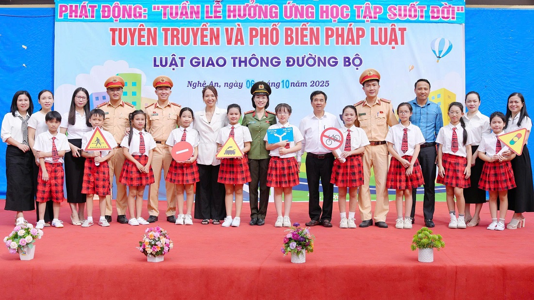 Các đại biểu chụp ảnh lưu niệm với giáo viên và học sinh của Trường