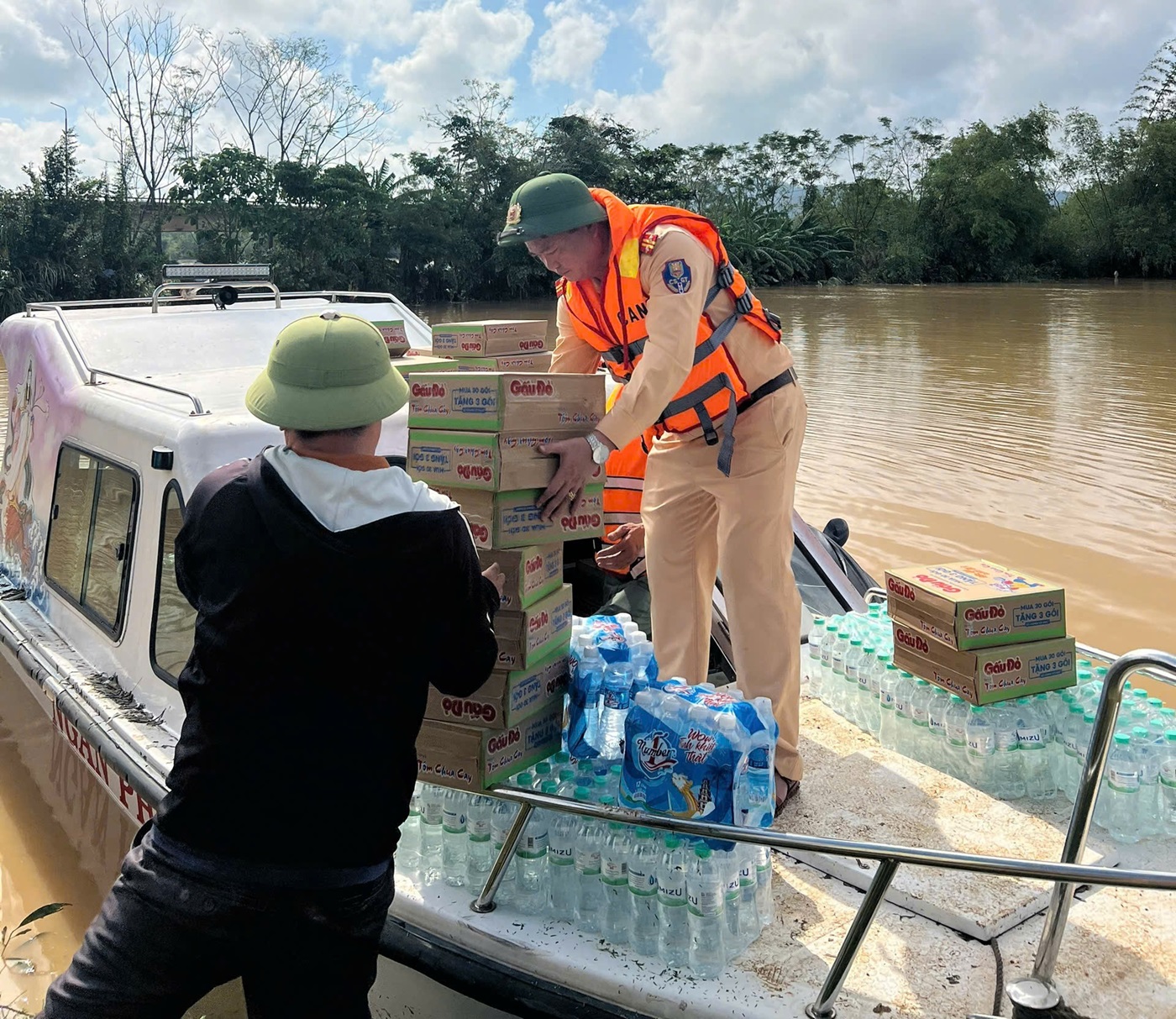 Một số hình ảnh thiện nguyện của Tổ địa bàn CSGT Tân Kỳ và các nhà hảo tâm giúp người dân trong mưa bão
