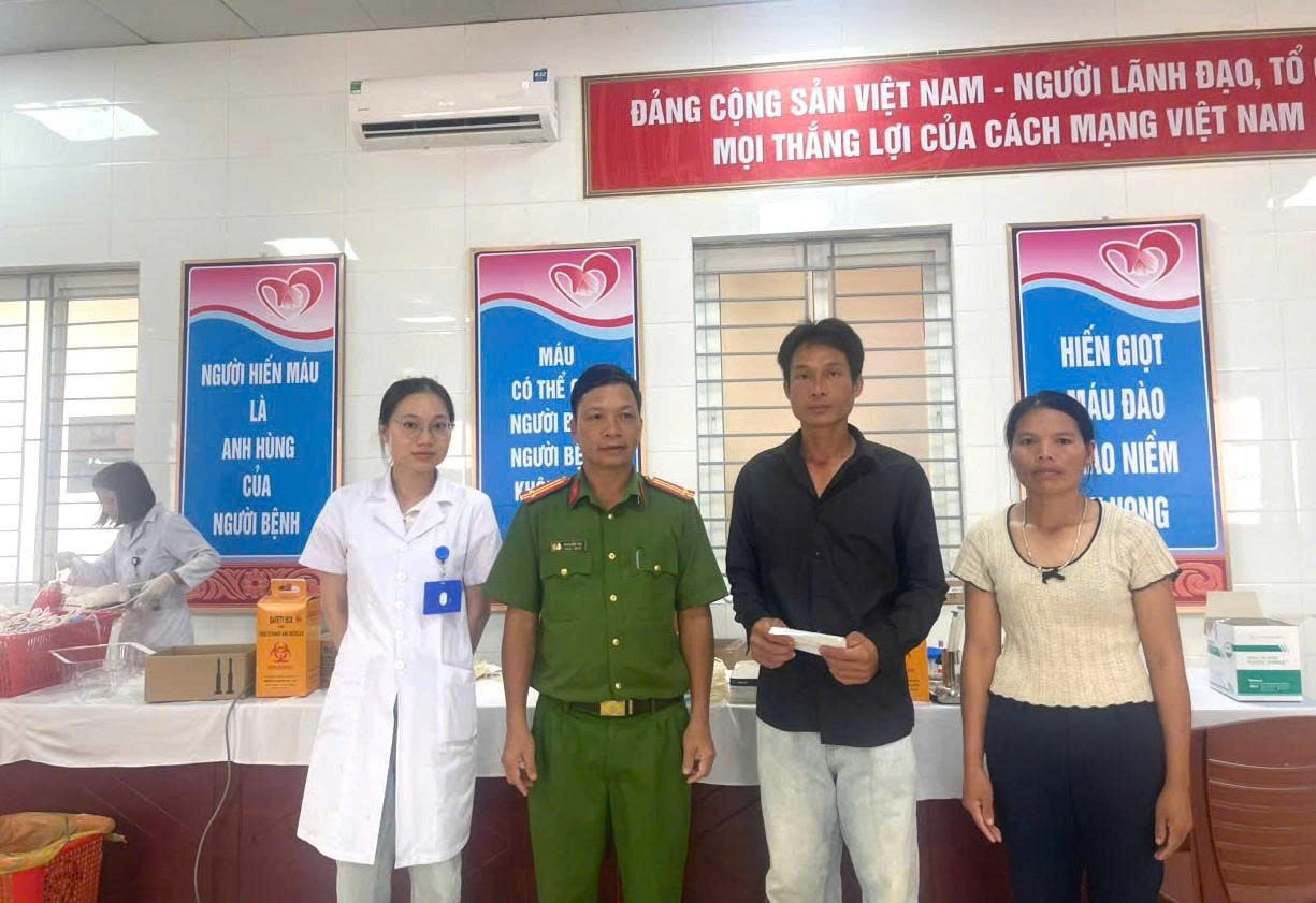 Trung tá Phan Đức Thọ kịp thời hiến máu cứu hai cháu bé qua cơn nguy kịch