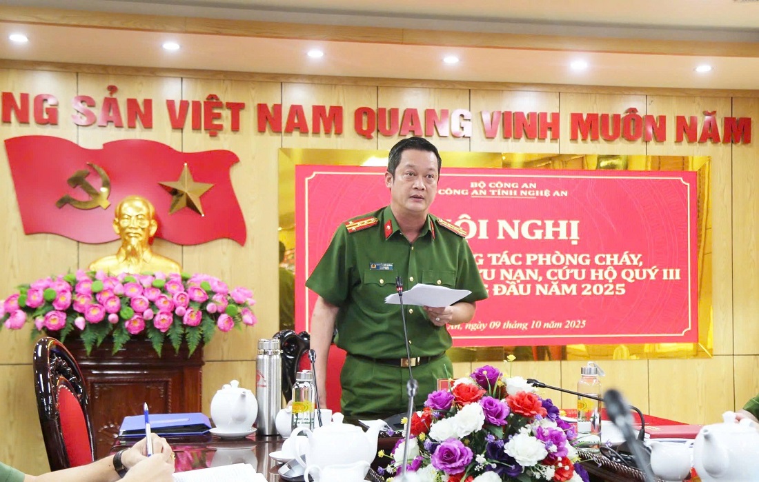 Đồng chí Đại tá Nguyễn Đức Cường, Ủy viên Ban Thường vụ Đảng ủy, Phó Giám đốc Công an tỉnh trình bày tham luận tại điểm cầu Công an Nghệ An